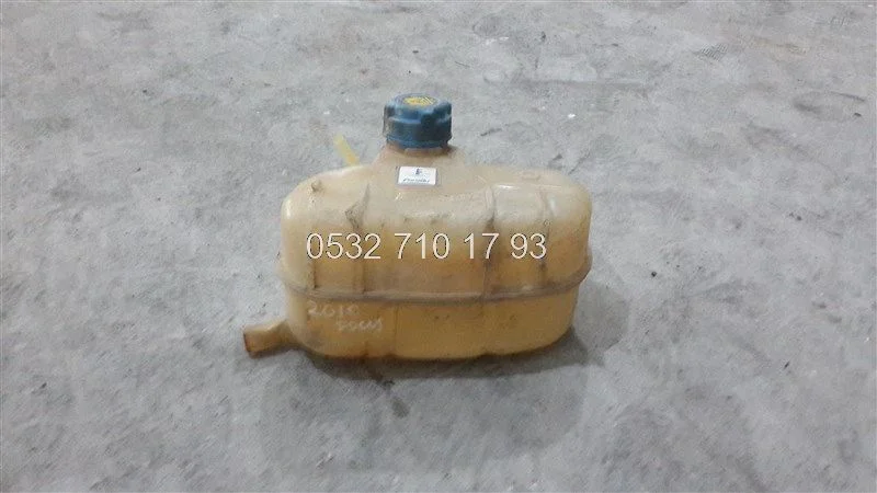 Ford Focus 2011 Cam Su Bidonu